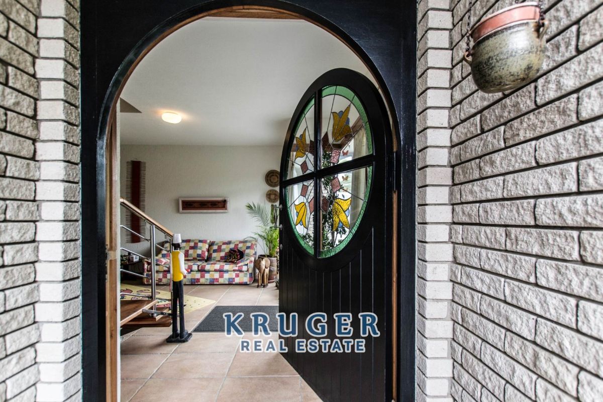 4-BEDROOM DOUBLE STOREY HOUSE WITH SWIMMING POOL - Photo 4