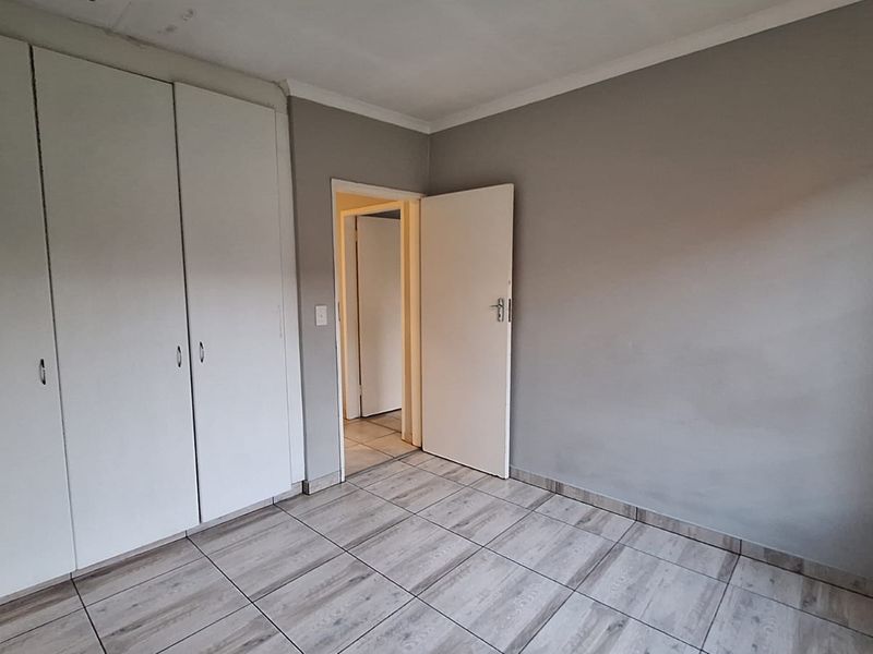 Spacious 3-Bed Townhouse with Large Wrap-Around Garden in Secure Olivedale Complex - Photo 6