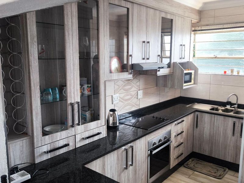 Contemporary Living: Perfect 2-Bed Apartment for You! - Photo 2