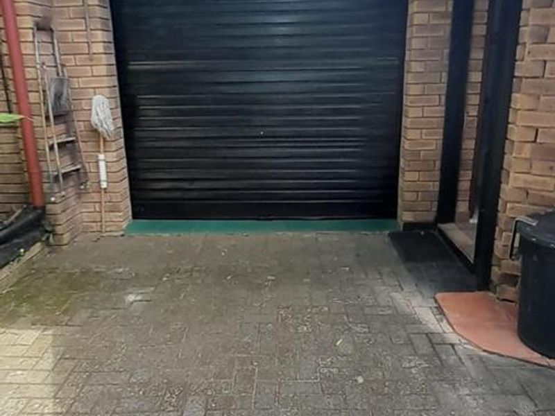 A generous corner stand, offering ample space and privacy. - Photo 6