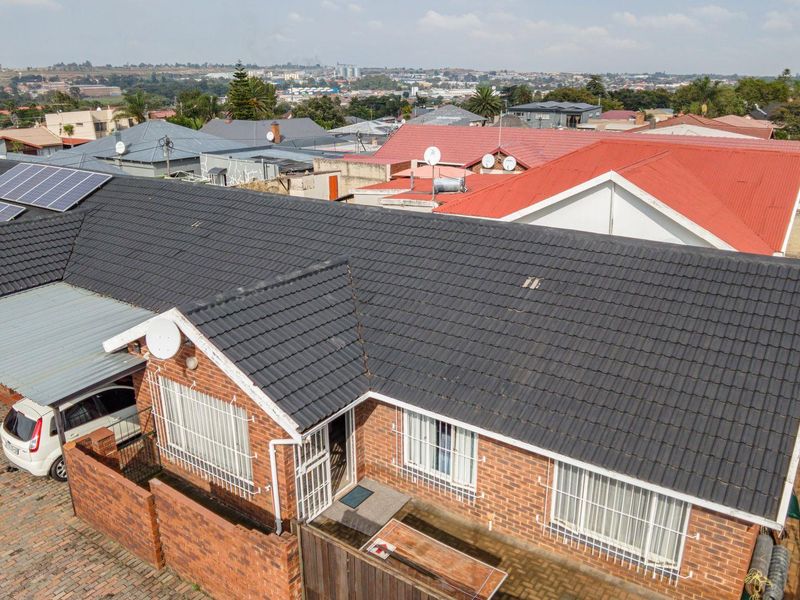 Charming 2 Bedroom, 2 Bathroom, Low-Maintenance Townhouse in Secure Complex - Photo 3