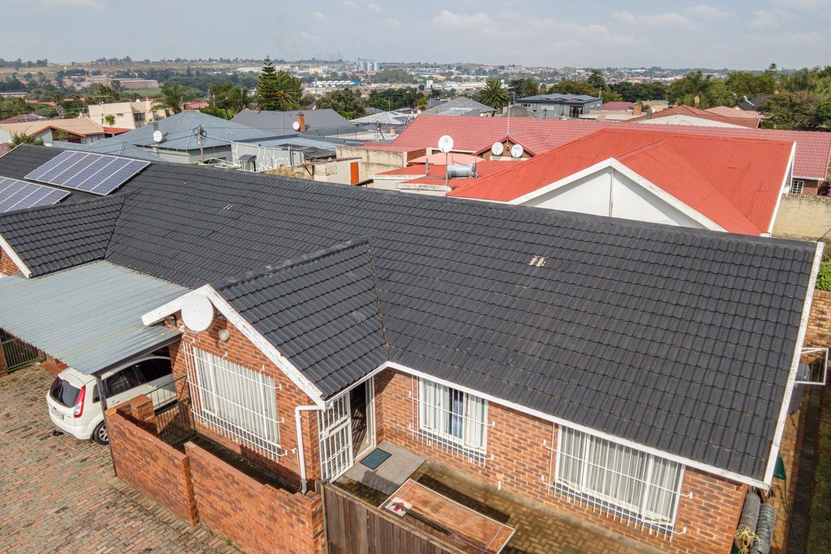 Charming 2 Bedroom, 2 Bathroom, Low-Maintenance Townhouse in Secure Complex - Photo 3