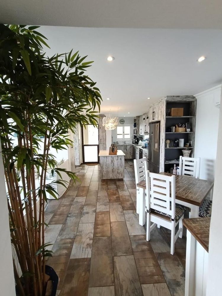 Entrance hall into the kitchen and living areas