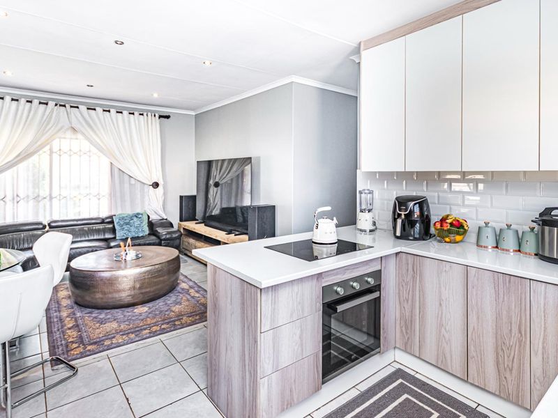 Elegant 3-bedroom home in secure complex with a beautiful garden in Grobler Park - Photo 1