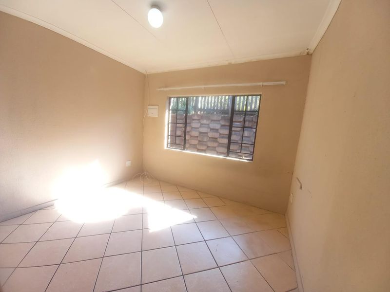 Charming 2-Bedroom Home - Photo 6