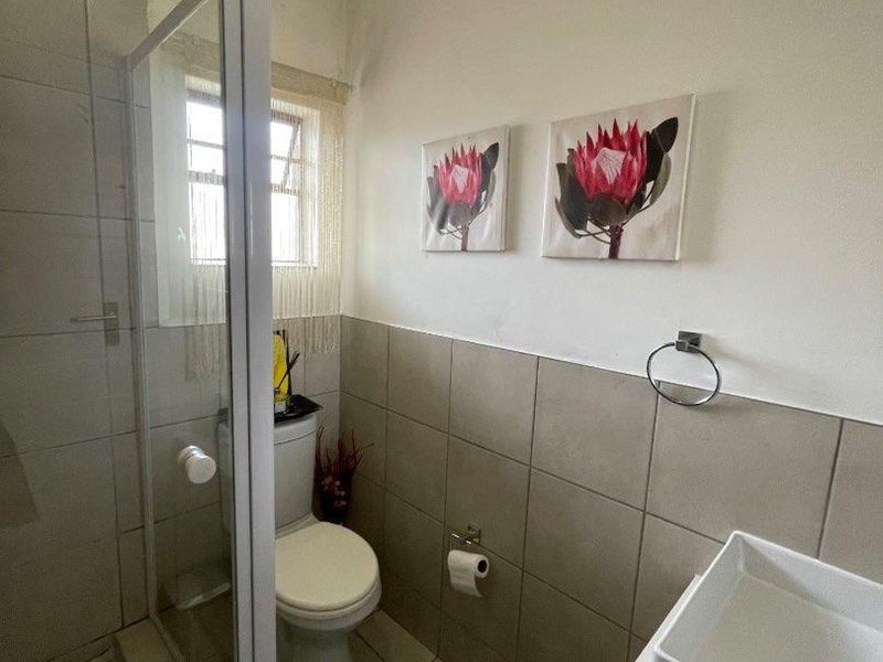 Convenient Location: 4 Beds, 2 Baths, Near Shopping & More - Photo 10