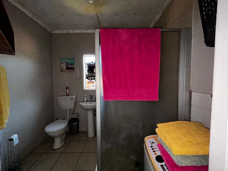 Cozy & Secure: 2-Bedroom Gem with Open-Plan Living, Covered Stoop & Garden Care! - Photo 6