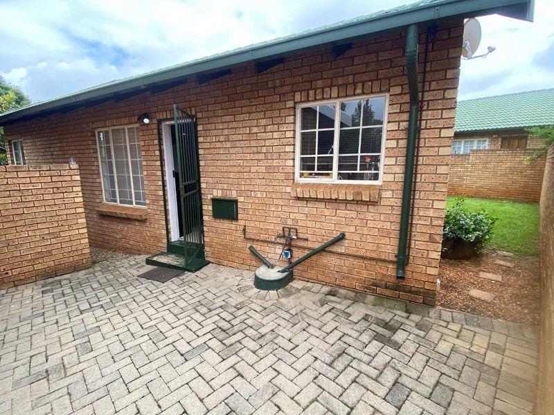 2 Bedroom Townhouse in Highveld Estate. - Photo 3