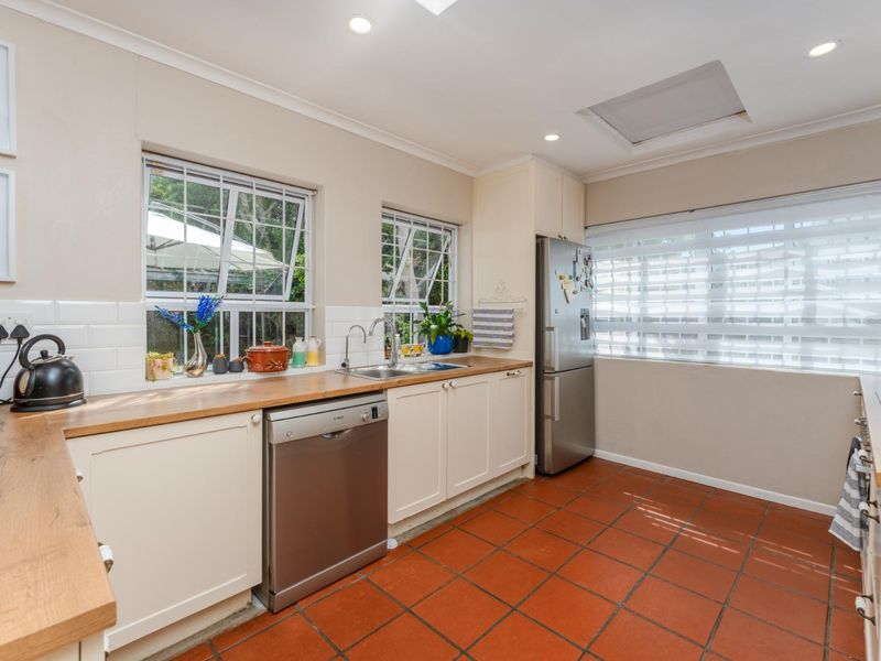 Light & Bright Mediterranean Inspired Living - Photo 8