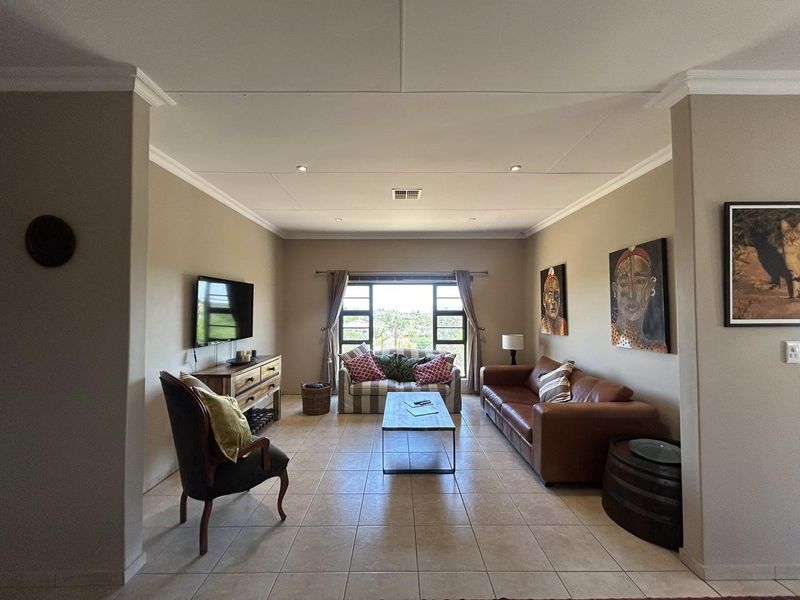 A well-maintained 4-bedroom home, surrounded by nature, offering comfortable estate living just outside the city. - Photo 4