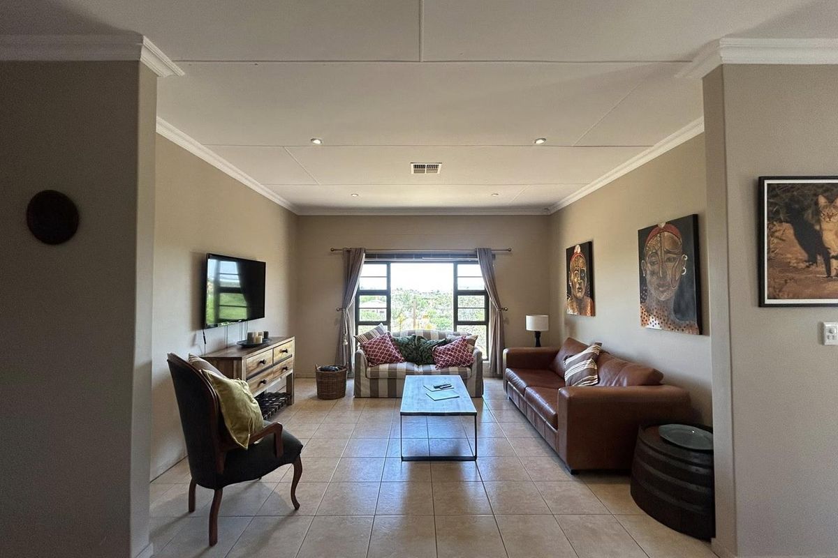 A well-maintained 4-bedroom home, surrounded by nature, offering comfortable estate living just outside the city. - Photo 4