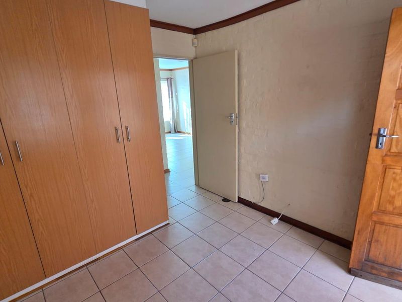 Charming & Secure Low-Maintenance Townhouse – Perfect Starter Home or Investment! - Photo 7