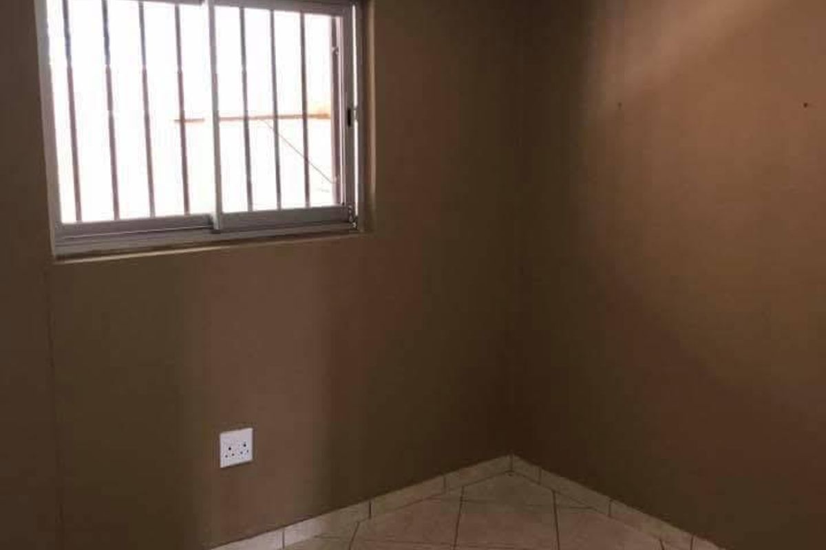 Neat 2 bedroom ground floor unit for sale in Otjomuise - Photo 4