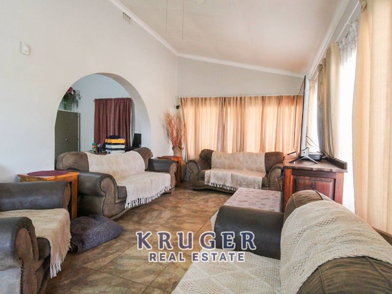 🏡 SPACIOUS FAMILY HOME WITH FLAT & ENTERTAINMENT AREAS FOR SALE IN OUTJO 🏡 - Photo 7