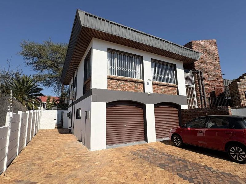 Luxury 6 Bedroom Family Home with Flatlet for Sale in Klein Windhoek - Photo 1