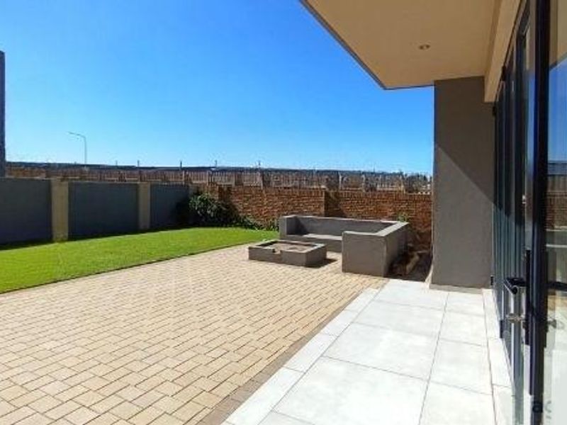 MIDSTREAM RIDGE - 4 BEDROOM HOUSE - Photo 4
