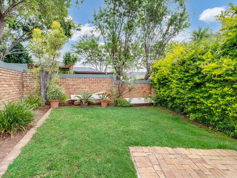 Neat 2-Bedroom Townhouse with Private Garden – Wilgeheuwel - Photo 9