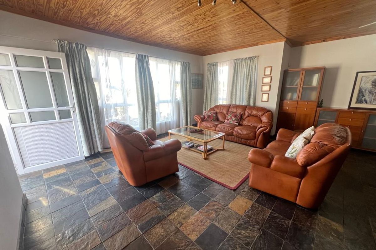 FOR RENT - 4 BEDROOM HOUSE IN A QUIET AREA OF OCEAN VIEW, SWAKOPMUND - Photo 4