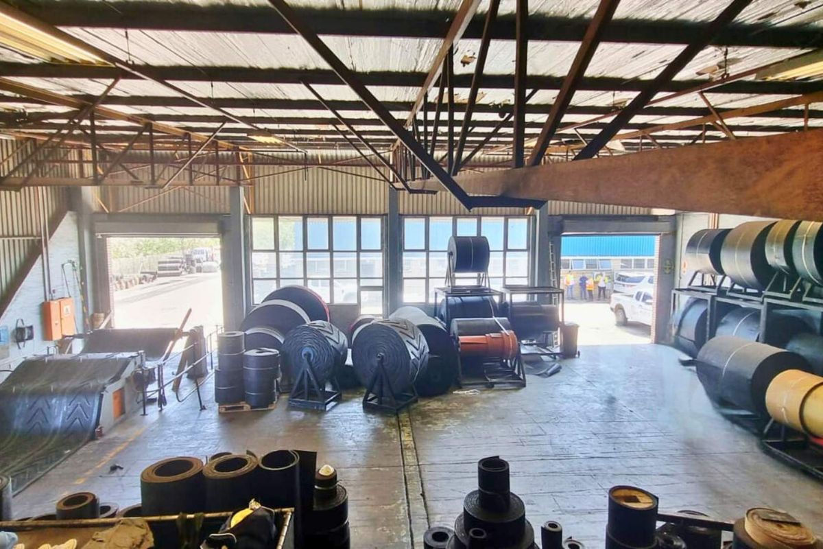 Combined light-industrial offering ±594 m2 (Multiple Units). Multiple roller shutters, yard circulation, high N2 visibility. Avail. Mar–Apr 2026 - Photo 5