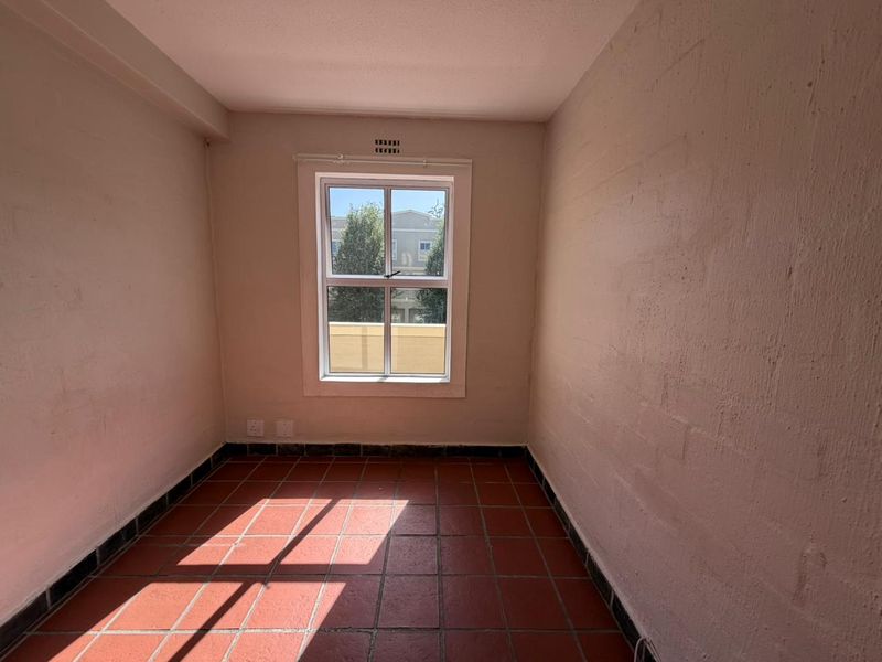 Unique 4 Bed 2 Bath Apartment open plan living area with kitchenette with 2 Secure Parkings allocated - Photo 10