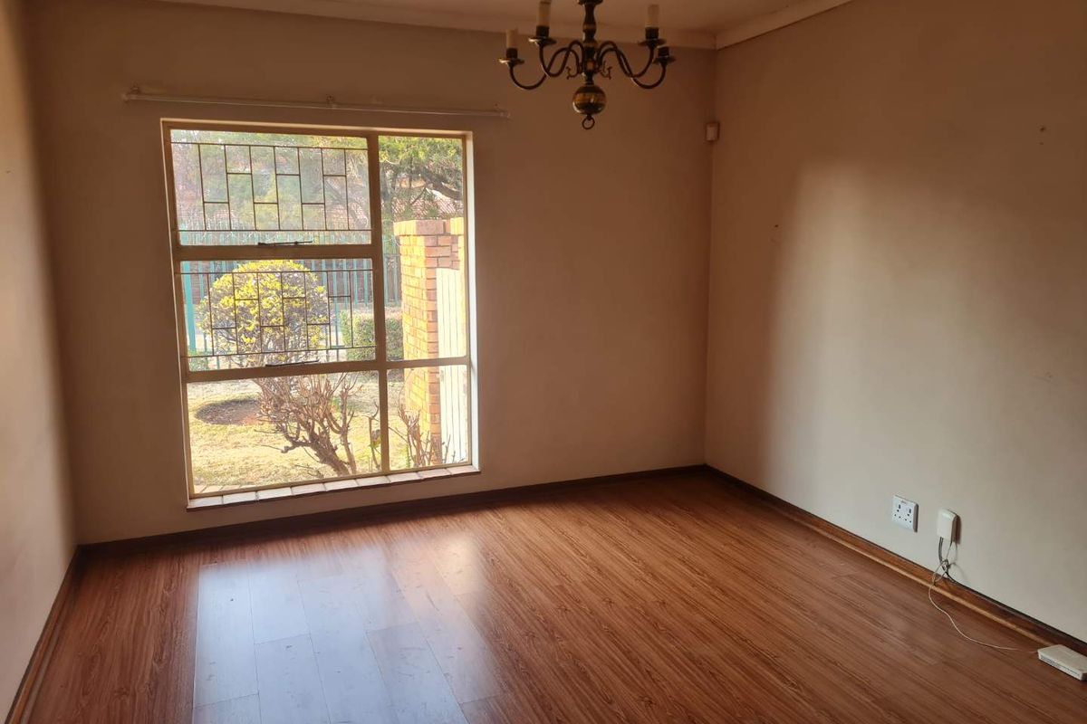 VERY NEAT - SPRINGVALE PRIMARY OPPOSITE THE ROAD - Photo 2