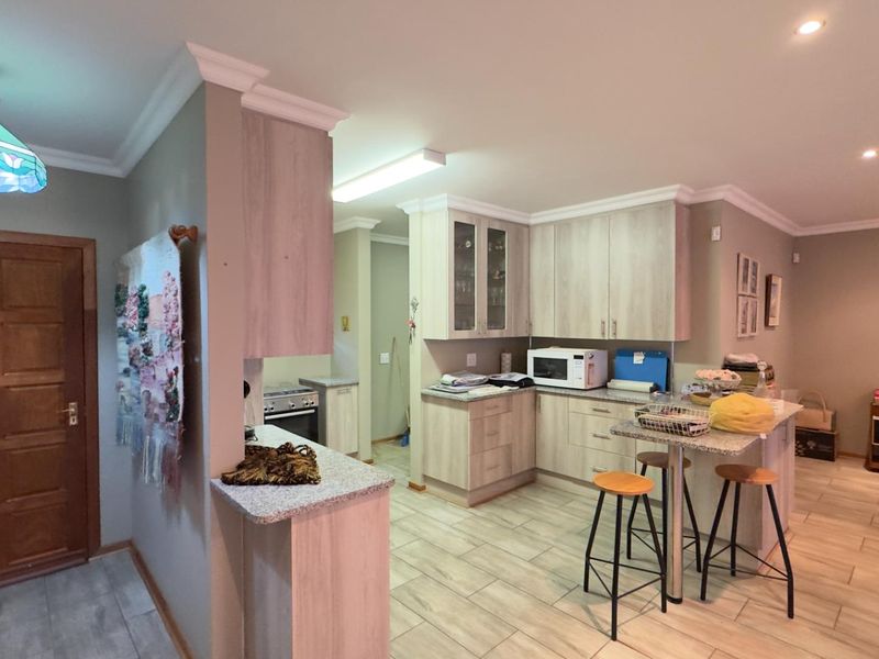 Ultra‐Modern, Upmarket Free‐Standing Town-House - Photo 5