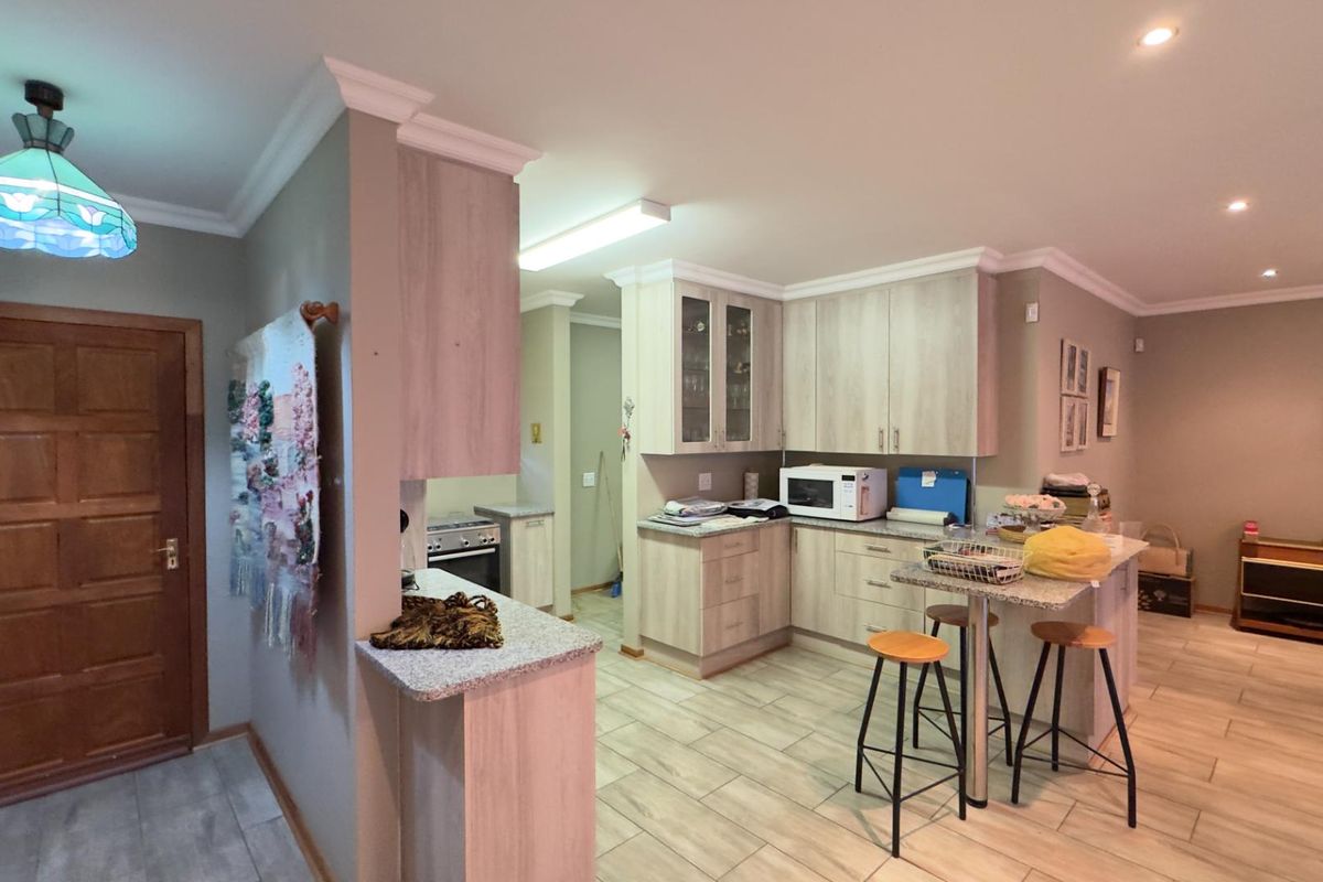 Ultra‐Modern, Upmarket Free‐Standing Town-House - Photo 5