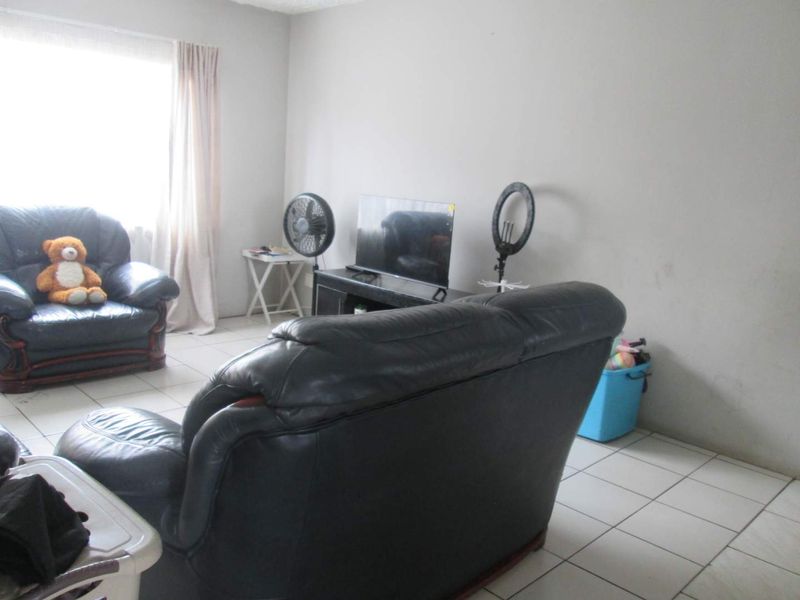 BEAUTIFUL  AND NEAT TWO BEDROOM [2] FLAT FOR SALE IN DASPOORT [PTA ] BARGAIN - Photo 9