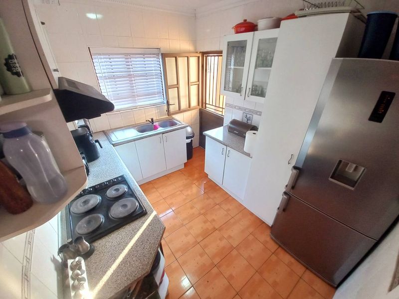 Four bedrooms house for sale in Atteridgeville - Photo 4