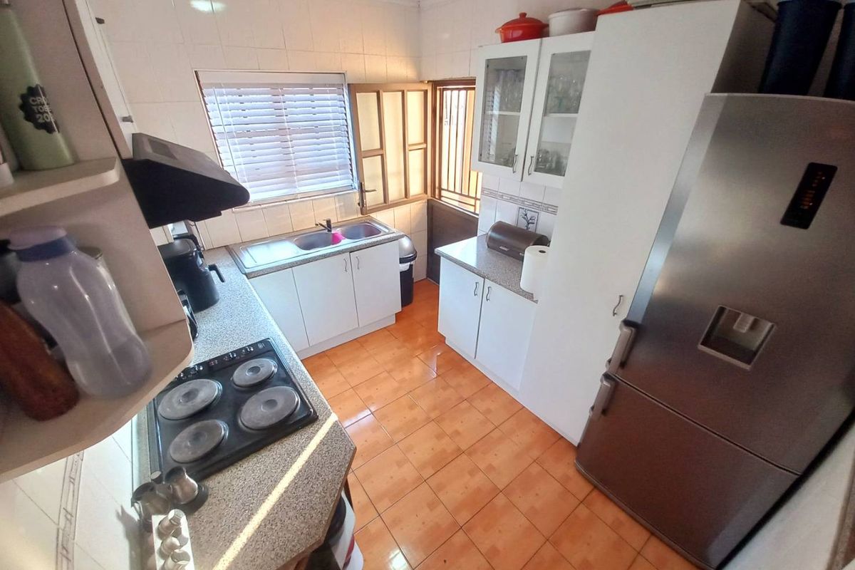 Four bedrooms house for sale in Atteridgeville - Photo 4