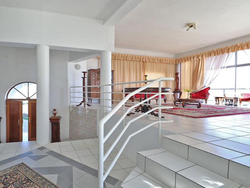 5 Bedroom residence with the grandest of views - Photo 10