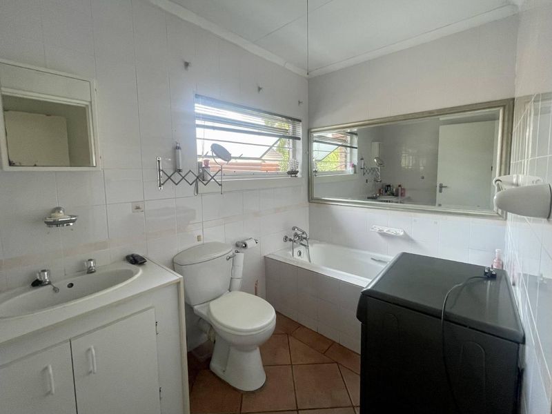 No Loadshedding | Bright 2-Bed Townhouse with Garden & Garage in Die Hoewes! - Photo 8