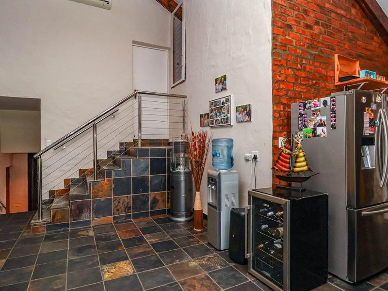 STUNNINGLY MODERN MULTI-LEVEL HOME OF DISTINCTION - Photo 9