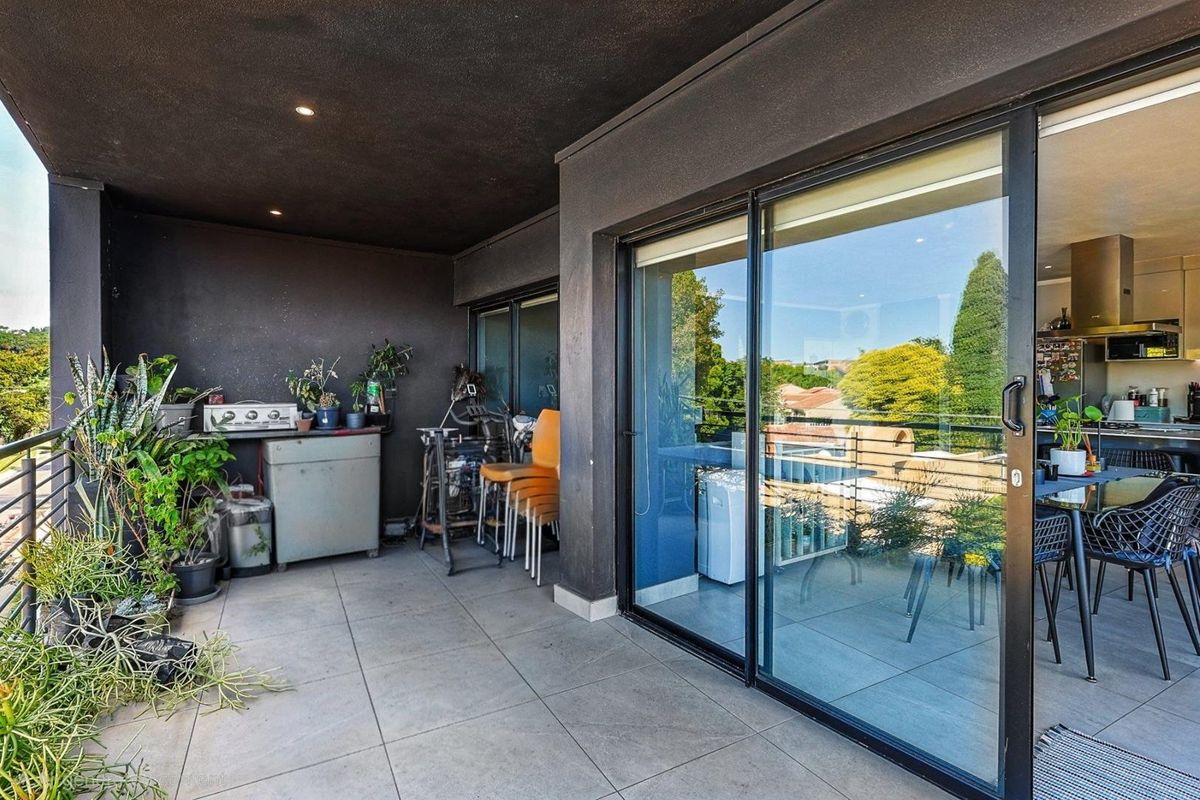 Elevated Living: An Eco-Chic Luxury Penthouse - Photo 5