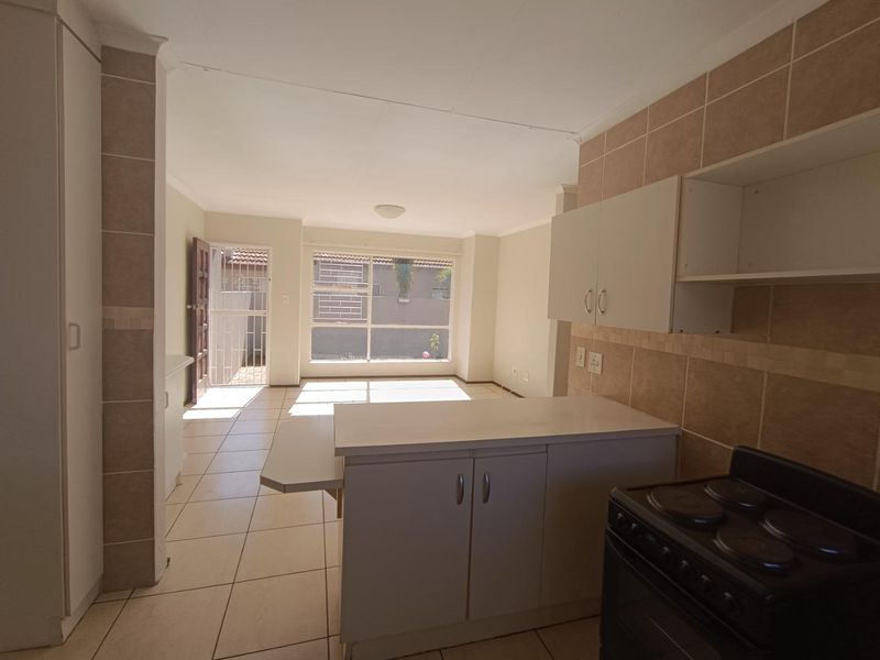 Pet-Friendly 2-Bed Townhouse with Garden Retreat - Photo 10