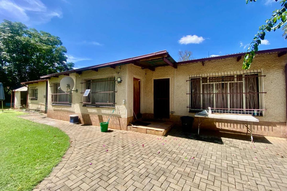 Income Generating 2.2ha Smallholding – 2 Houses, 2 Flats & 240m2 Workshop | R2.4m | Magaliesmoot AH - Photo 5