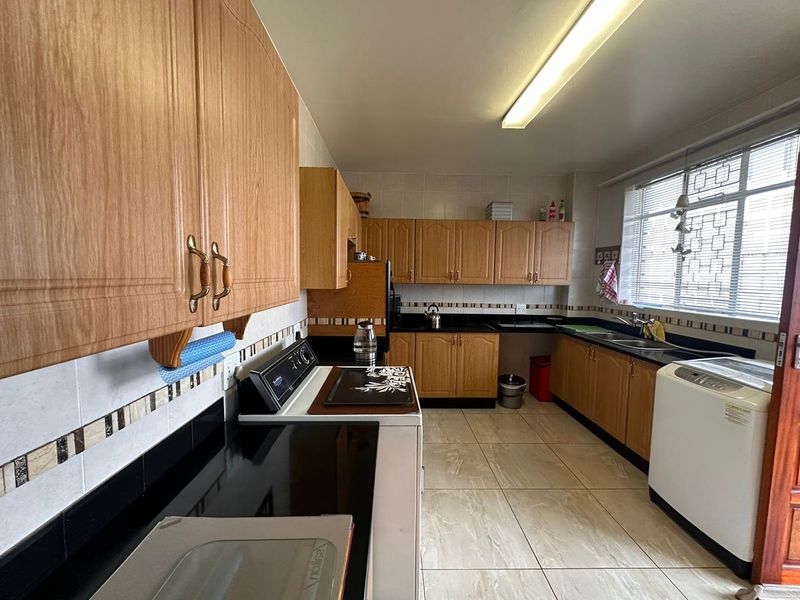 Stunning 2-Bedroom Unit in Sought-After Trafalgar Square - Photo 8