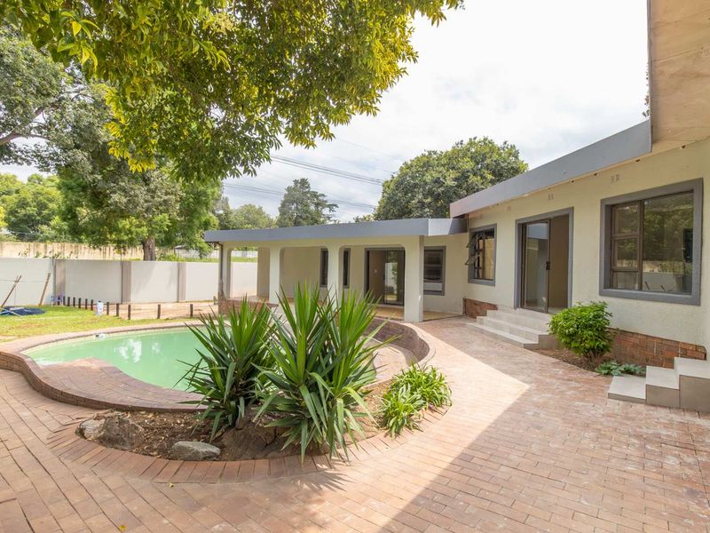 Beautifully-renovated 1-Bedroom Garden Cottage to Let in Hurlingham Manor - Photo 2