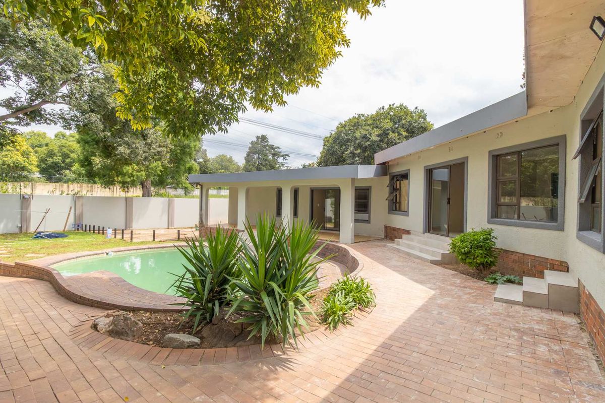 Beautifully-renovated 1-Bedroom Garden Cottage to Let in Hurlingham Manor - Photo 2