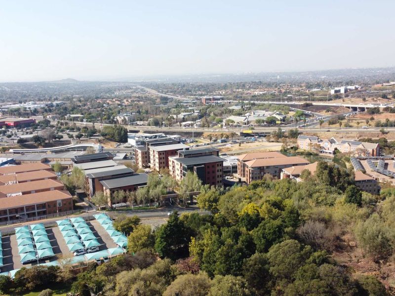 4-Bedroom Home on a 5 949m2 Stand in Constantia Kloof - Photo 10