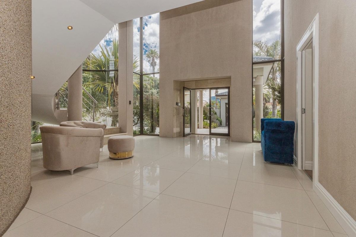 An Opulent Home Close to the Beach - Photo 2