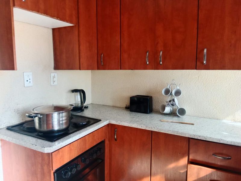 3 Bedroom, 2 Bathroom Simplex To Let - Photo 1