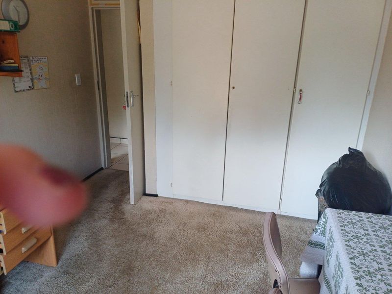 VERSATILE FAMILY HOME WITH BUSINESS POTENTIAL IN VAN RIEBEECK PARK - Photo 9