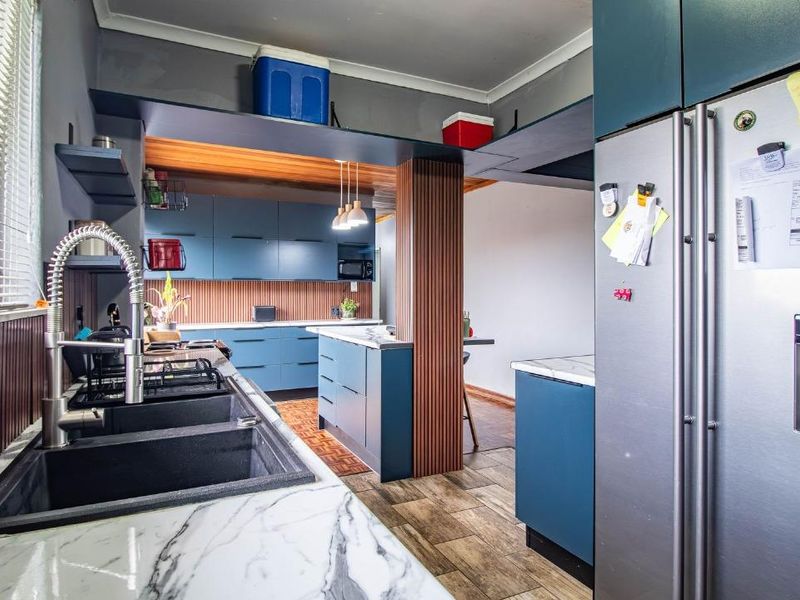 MODERN FAMILY HOME WITH EXTRA-LARGE BEDROOMS, SOLAR & PRIME LOCATION IN VERWOERDPARK - Photo 9