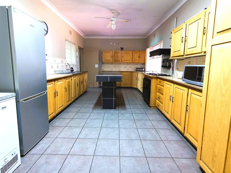 Immaculate Family Home with Spacious Living & Entertainer’s Delight - Photo 4