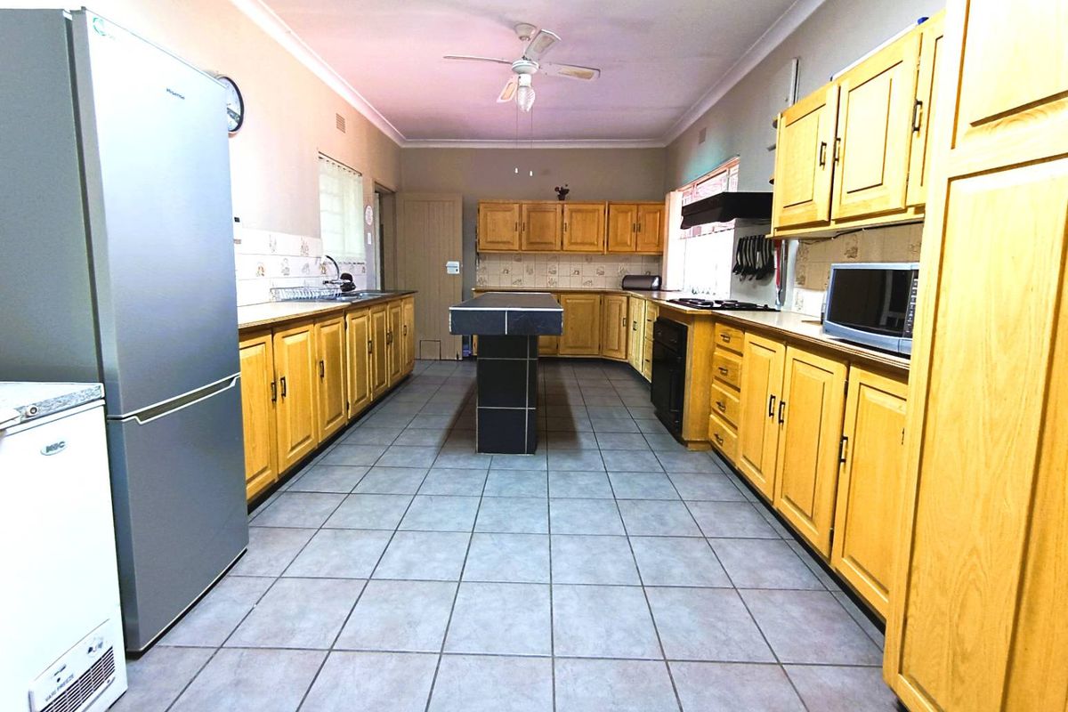 Immaculate Family Home with Spacious Living & Entertainer’s Delight - Photo 4