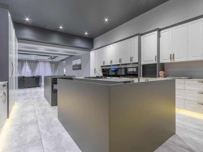 Residence for Sale with Spectacular Wetland Views!!! - Photo 6