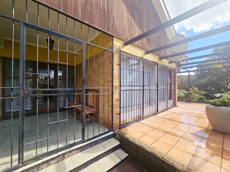 Live Where Everything You Need Is Just Around The Corner. - Photo 3