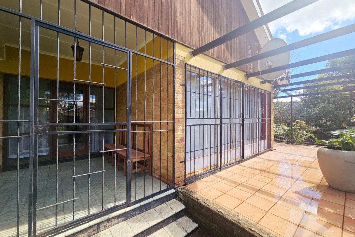 Live Where Everything You Need Is Just Around The Corner. - Photo 3