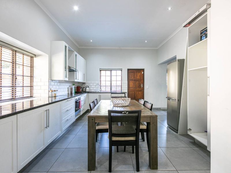 HOME IN THE HEART OF ROSEBANK - Photo 8